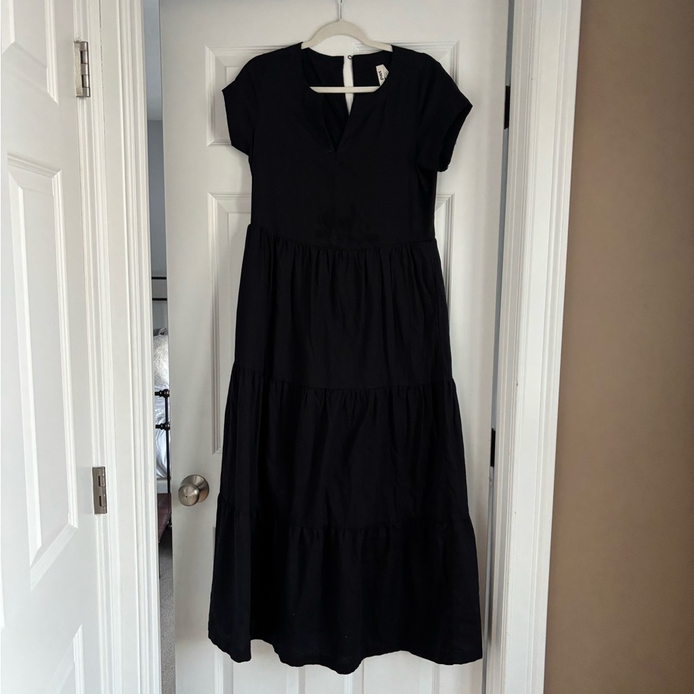 Black midi sundress with short sleeves and crew neck